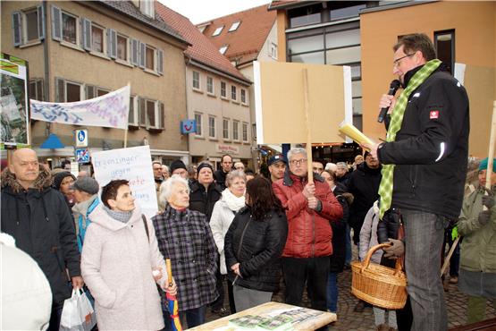Ortschaftsrat Oswald Bachmann kündigte schon bei der Demonstration gegen das Gewerbegebiet „Herdweg“ am Samstag auf dem Metzelplatz ein Bürgerbegehren an. Bild: Zimmermann