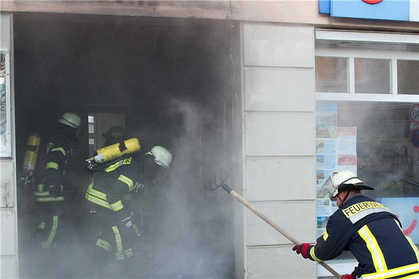 Papier entzündete sich, das Feuer griff schnell auf ein Ladengeschäft über. Bild: Franke