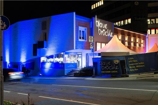 Passend blau illuminiert zeigte sich das Tübinger Kino Blaue Brücke am Mittwochabend zur Neueröffung. Bild:  Klaus Franke 