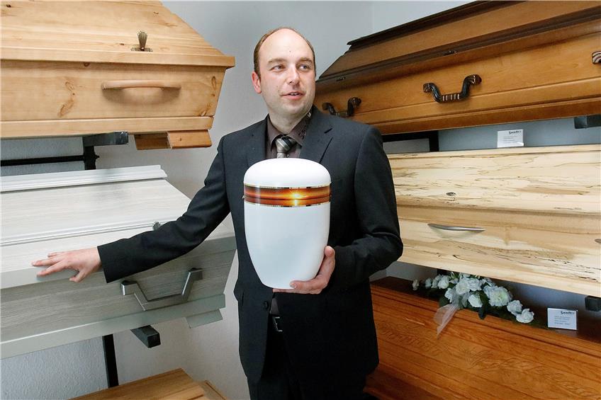 Patrick Senft ist Bestatter in Sondelfingen. Er selbst will in einer hellen Urne begraben werden, vielleicht in dem Modell mit dem Meer. Bild: Horst Haas