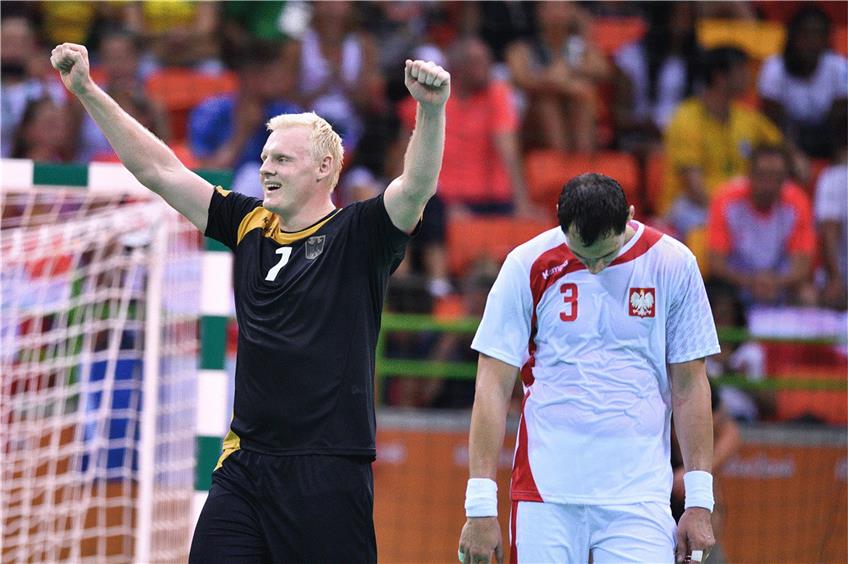 Patrick Wiencek bejubelt den Einzug der deutschen Handballer ins olympische Viertelfinale. Foto: dpa