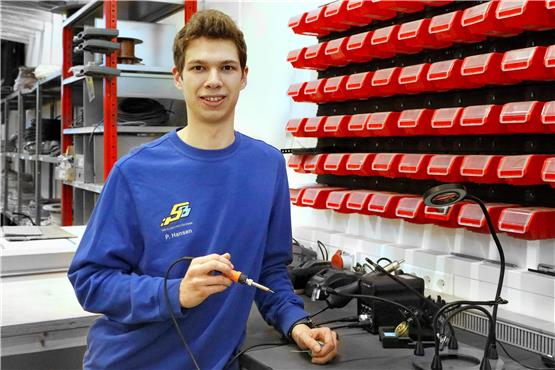 Paul Hansen von der SB Elektrotechnik GmbH in Kusterdingen ist Lehrling des Monats Januar.Bild: Horst Haas