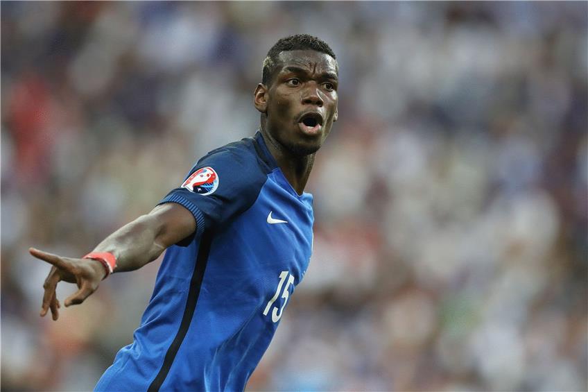 Paul Pogba stand bei der Fußball-EM in Frankreich häufig im Fokus. Jetzt krallt sich ManU das Mittelfeld-Ass. Foto: afp