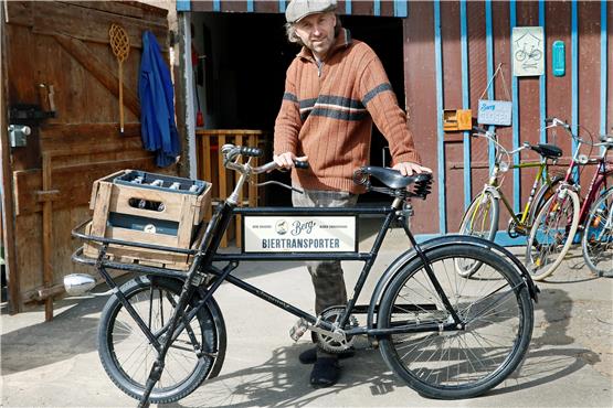 Peter Fischer, Inhaber des Fahrradmuseums Radstall, mit einem Biertransporter der Marke Imperial.Bild: Horst Haas