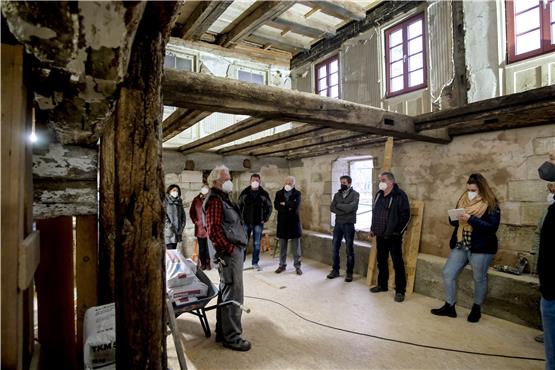 Peter Kaiser (links) berichtete im künftigen Veranstaltungsraum dem Gemeinderat über die Baufortschritte in der Mühle. Bild: Uli Rippmann