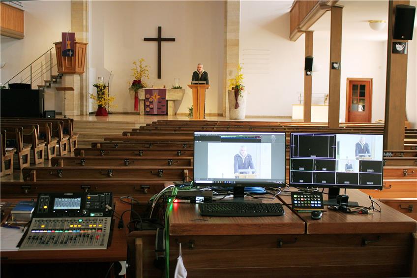 Peter Rostan, evangelischer Pfarrer in Gomaringen, live im Hintergrund und medial repräsentiert auf den Monitoren. Bild: Mario Beißwenger
