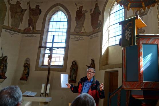 Pfäffingens ehemaliger Bürgermeister Frieder Miller in der Kirche erläutert die Apostel-Gemälde, die 1721 entstanden. Bild: Sophie Holzäpfel