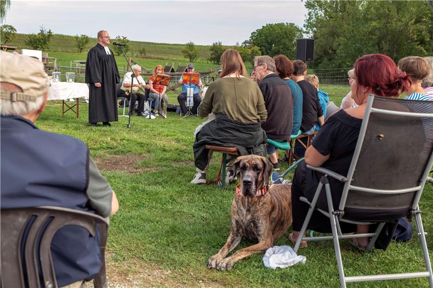 Pfarrer Fabian Kunze hielt am Sonntag Gottesdienst für die Ofterdinger und ihre Tiere ...Bild: Klaus Franke