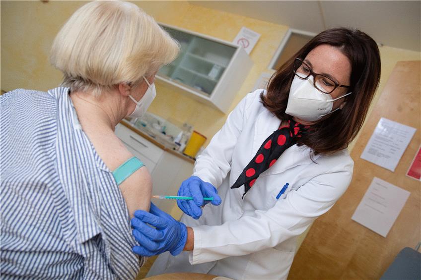 Pforzheim: Die Ärztin Nicola Buhlinger-Göpfarth impft in ihrer Praxis eine Patientin gegen das Coronavirus. Noch gibt es aber nur begrenzt Impfstoff. Foto: Christoph Schmidt