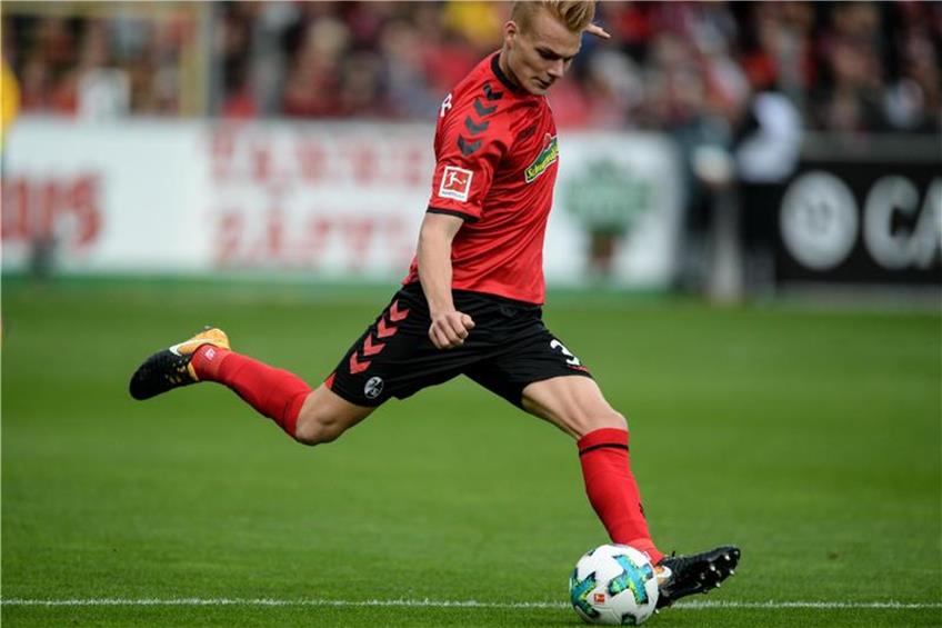 Philipp Lienhart vom SC Freiburg spielt den Ball. Foto: Patrick Seeger/Archiv dpa