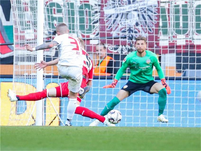 Philipp Max (l.) vom FC Augsburg macht das Tor zum 5:0 gegen Torhüter Ron-Robert Zieler (r.) vom VfB Stuttgart. Foto: Tom Weller