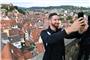 Phillipp Heyden macht ein Selfie auf dem Turm der Tübinger Stiftskirche mit Blic...