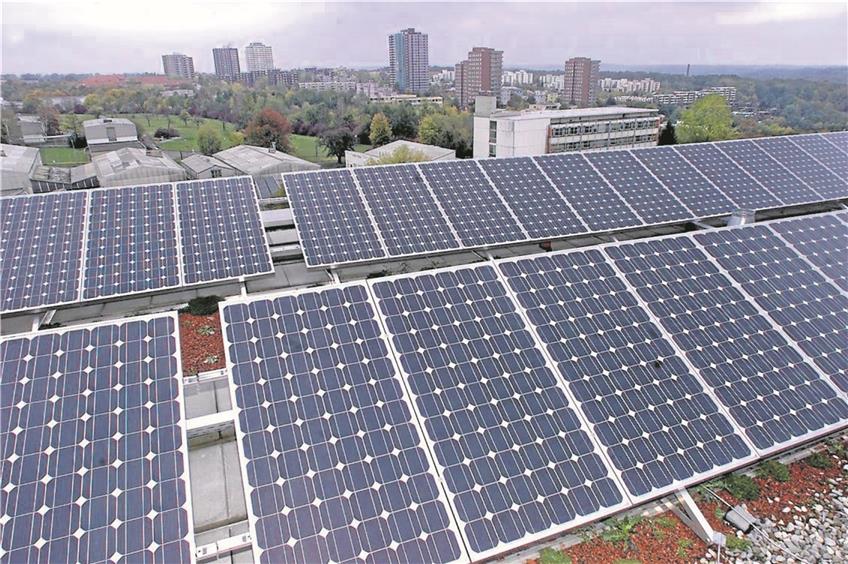 Photovoltaikanlagen, wie hier auf dem Dach des Technologiezentums in Tübingen helfen, das Klima zu schützen. Archivbild: Ulrich Metz