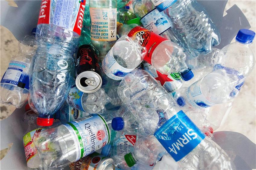 Plastikflaschen und Dosen sollen bald nicht mehr im Müll landen sondern im Pfandautomaten. Foto: Daniel Bockwoldt/dpa