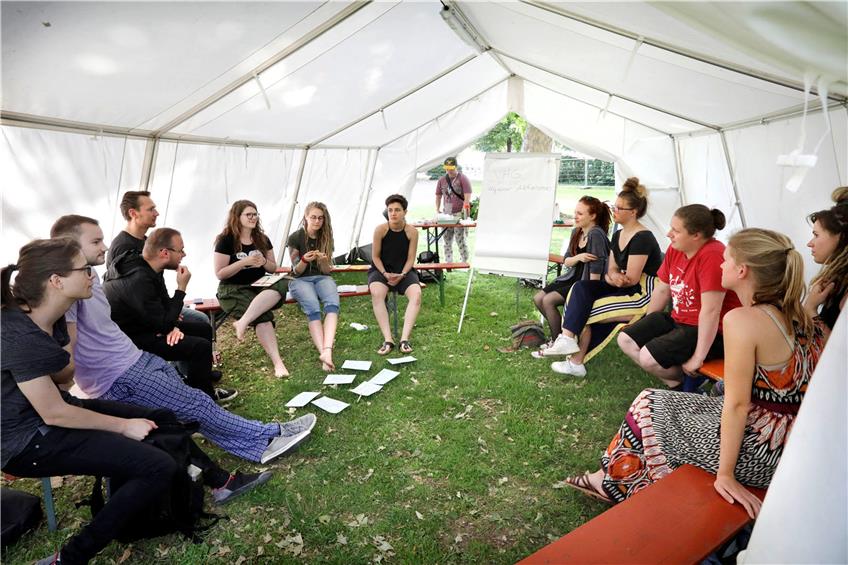 Politische Workshops, wie hier über vegane Ernährung, gehören wie die Musik zum „Ract“-Festival dazu. Bild: Anne Faden