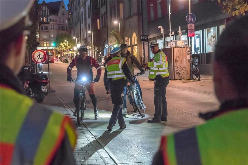 Polizei und Ordnungsdienst bei der Fahrradkontrolle in der Mühlstraße. Bild: Ulrich Metz
