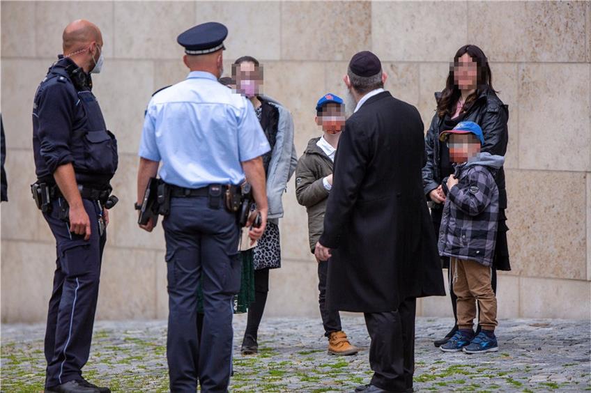Polizei und Rabbi Trebnik im Gespräch mit einer gläubigen Familie. Foto: Volkmar Könneke