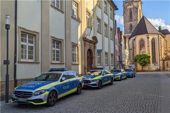 Polizeiautos vor der Wache in der Rottenburger Königstraße. Bild: Hans-Jörg Schweizer