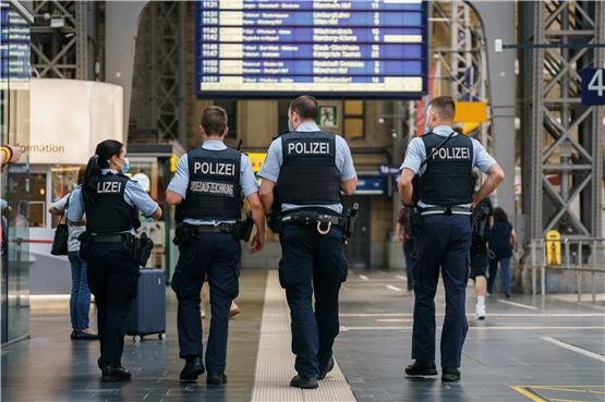 Polizeibeamte gehen durch den Hauptbahnhof in Frankfurt am Main. Foto: Andreas Arnold/dpa