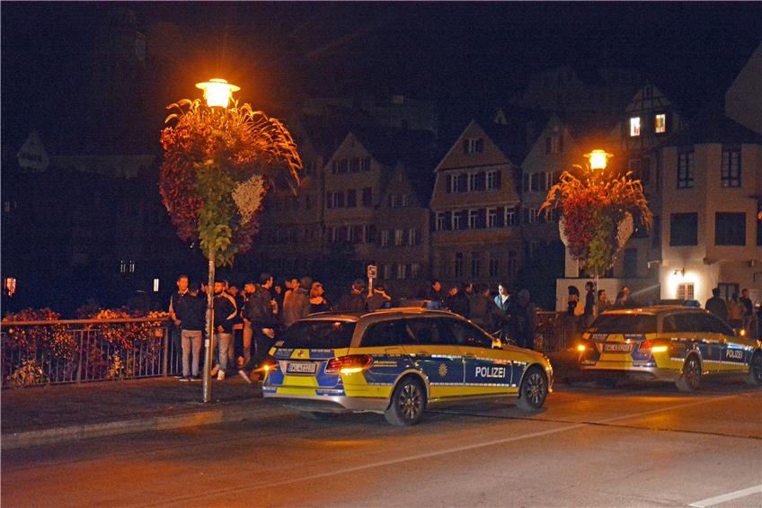 Polizeieinsatz auf der Neckarbrücke noch vor Mitternacht: Fäuste und Flaschen flogen, irgendwer soll ein Messer gezückt haben, Anzeigen: keine.Bild: Renz