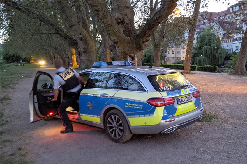 Polizeieinsatz auf der Tübinger Platanenallee. Bild: Hans-Jörg Schweizer