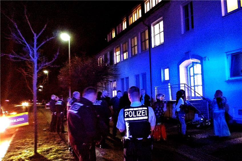Polizeieinsatz in einer Rottenburger Flüchtlingsunterkunft. Bild: Schweizer