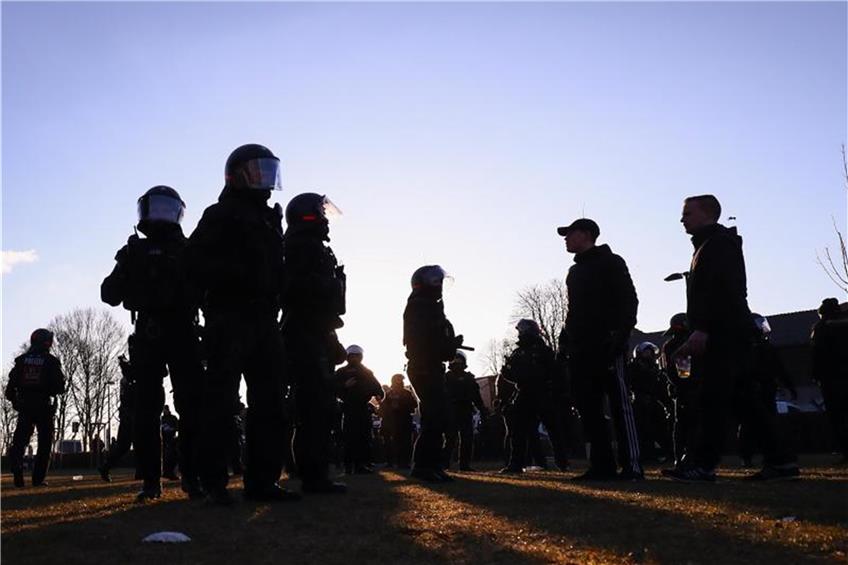 Polizeikräfte stehen an einem Fußballstadion. Foto: Christian Charisius/Archiv dpa