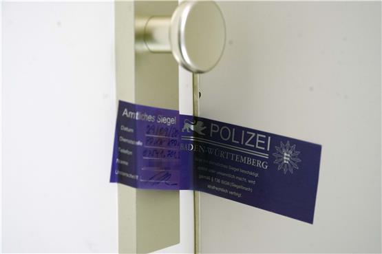 Polizeisiegel an der Wohnungstür des mutmaßlichen Erpressers aus Ofterdingen. Bild: Franke