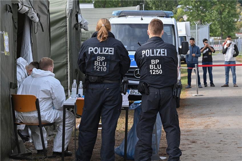Polizisten sichern den Eingang zur Zentralen Erstaufnahmeeinrichtung für Asylbewerber des Landes Brandenburg in Eisenhüttenstadt. Foto: Patrick Pleul/dpa
