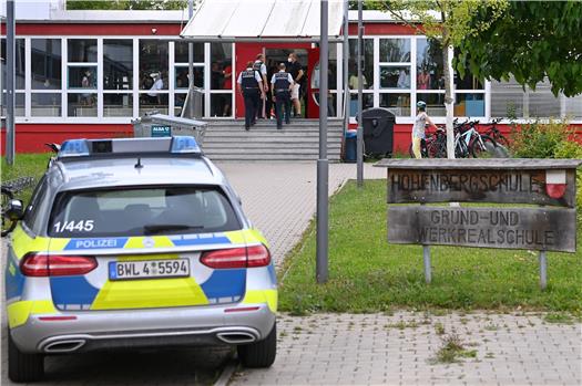 Polizisten vor dem Eingang der Schule. Bild: Ulmer