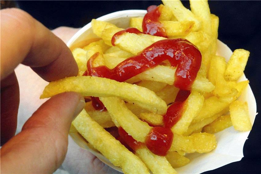 Pommes mit Ketchup: Wir haben keine Ahnung, wem die Finger gehören, die da nach dem fettigen Genuss greifen. Ein Student aus Baden-Württemberg kann es kaum sein, wenn wir einer neuen Studie glauben. Foto: dpa