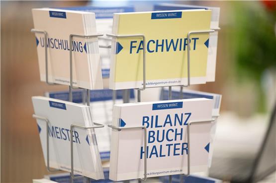 Postkarten mit der Aufschrift „Umschulung“, „Fachwirt“, „Meiser“ und „Bilanzbuchhalter“ auf der Jobmesse „KarriereStart“. Foto: Sebastian Kahnert/dpa