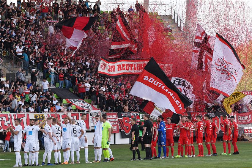 Prächtiger Rahmen: 4250 Fans kamen am Mittwochabend zum Pokal-Derby Reutlingen gegen Ulm .Bild: Ulmer