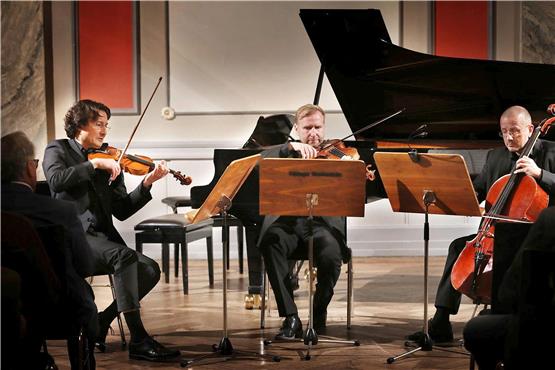 Primarius mit solistischer Brillanz: Peter Weimar (links) mit Bratschist Benjamin Hartung und Cellist Christian Adamsky.Bild: Anne Faden