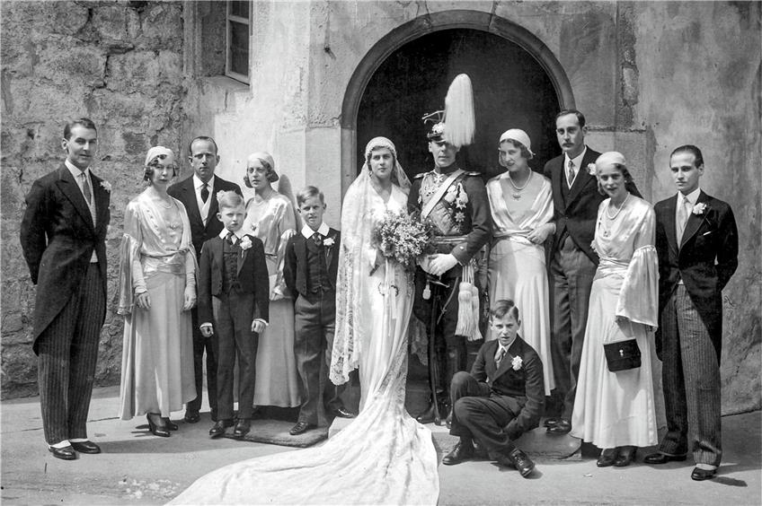 Prinz Philip verbrachte als kleiner Junge einige Zeit auf Schloss Langenburg. Hier ist er als Zehnjähriger (links neben der Braut, seiner älteren Schwester Margarita) bei der Hochzeit mit Fürst Gottfried zu Hohenlohe-Langenburg im Jahre 1931. Foto: Steve Parsons/PA Wire/dpa