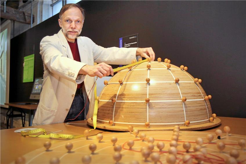 Privatdozent Hans-Peter Nollert vor einem Jahr in der Ausstellung „Gravitationswellen“ im Tübinger Stadtmuseum. Noch waren die Gravitationswellen nicht nachgewiesen. Archivbild: Sommer