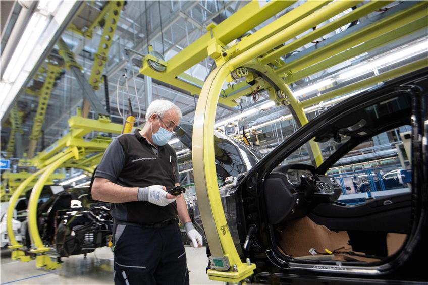 Produktion der S-Klasse bei Daimler in Sindelfingen: Die Hälfte der Baden-Württemberger geht davon aus, dass die Autoindustrie im Südwesten an Bedeutung verlieren wird. Foto: Marijan Murat/dpa