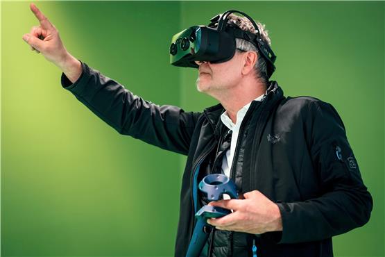 Professor Michael Goretzky entwirft das Interieur eines Autos in der virtuellen Realität. Dazu steht ihm neben modernster VR-Technik auch XR-Technik zur Verfügung. XR steht für „Extended Reality“, die erweiterte Realität, die teils auch Haptik umfasst. Bild: Mathias Huckert