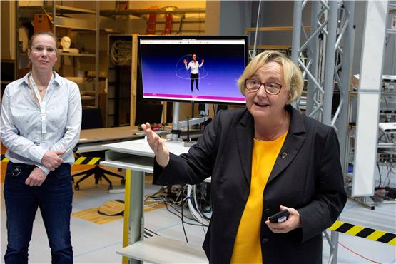 Projektkoordinatorin Andrea Keller (links) erklärte Theresia Bauer und der Presse, was ein 4D-Körperscanner alles kann. Bild: Franke