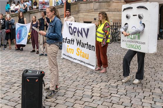 Protest gegen den Schindhaubasistunnel vom Juli. Am Mikrofon: Theresa Ringelmann. Archivbild: Ulrich Metz