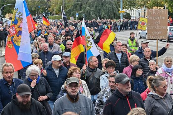 Protestierende in Brandenburg, hier Frankfurt (Oder), fordern auch den Stopp der Sanktionen gegen Russland. Foto: Patrick Pleul/dpa