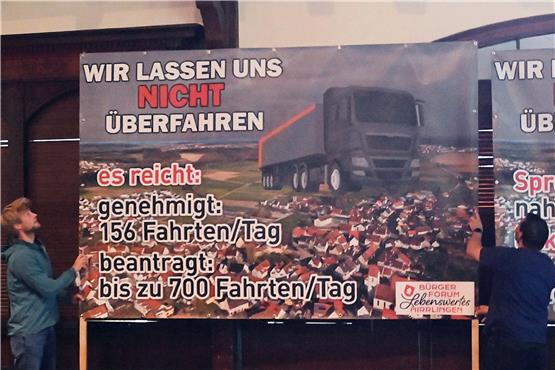 Protestplakate in der Rottenburger Festhalle: „Wir lassen uns nicht überfahren.“ Bild: Ulmer