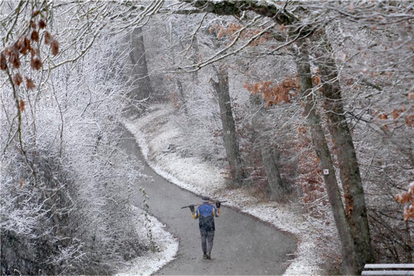Pünktlich zu den Feiertagen ist der Schnee da. Klar, dass da am Morgen die ersten Wanderer am Heuberger Tor im Tübinger Norden unterwegs gewesen sind. Bild: Uli Rippmann
