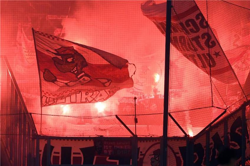 Pyroeinsatz der Fans des VfB Stuttgart. Foto: Federico Gambarini/Archiv dpa