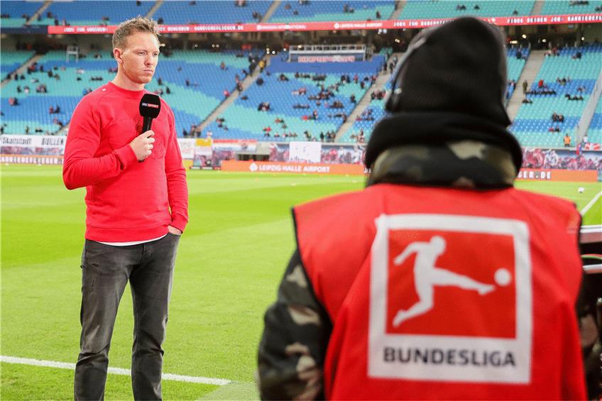 RB-Coach Julian Nagelsmann mit Sky-Mikrofon: Der Fußball drängt vorrangig wegen der TV-Gelder auf den Platz zurück. Foto: Jan Woitas/dpa