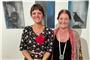 Rachel Zoth (links) führte in der Galerie Kunst im Kapuziner in das Werk ihrer Mutter Maria Zoth ein. Bild: Jana Breuling