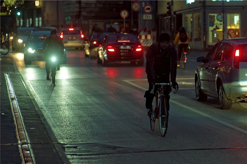 Radfahrer, die bei Dunkelheit ohne Licht unterwegs sind – wie hier auf der Neckarbrücke –, sind bisweilen kaum zu erkennen. Archivbild: Metz