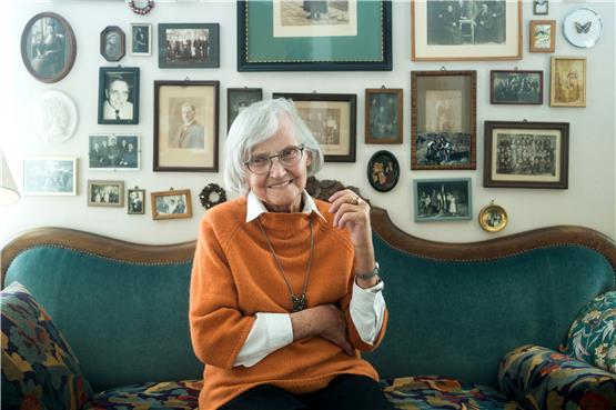 Rahel Fritz, 89 Jahre alt, auf ihrem Besucher-Sofa mit der Ahnentafel im Hintergrund. Bild: Ulrich Metz
