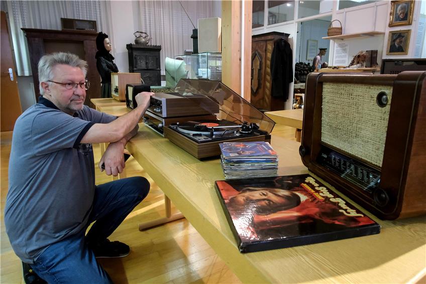 Rainer Rabe hat die alten Radios und Plattenspieler repariert. Bild Uli Rippmann