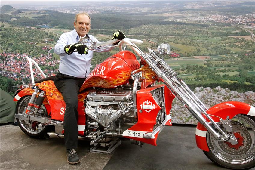 Rainer Seiz auf der „Firefighter“, einer 864 PS starken Maschine, die auf Messen als Blickfang dient.